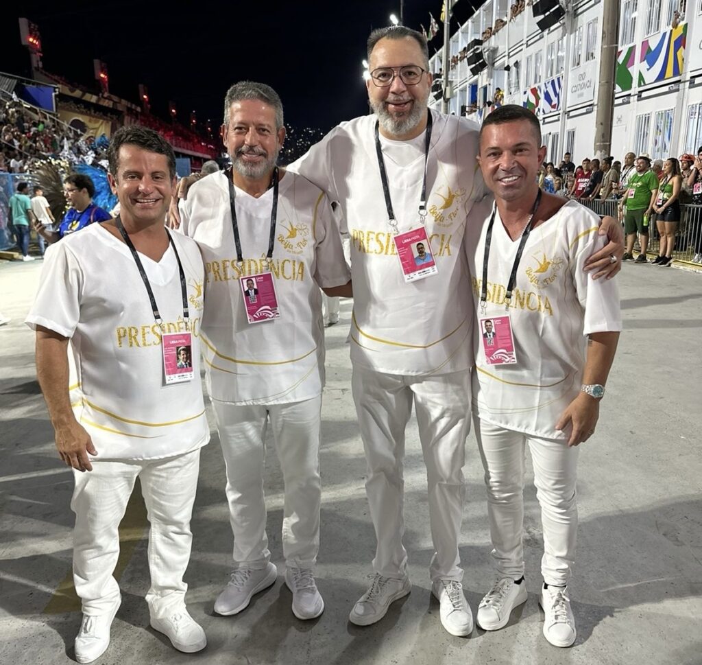 Camarote? Que nada. Os políticos estão na pista — desfilando