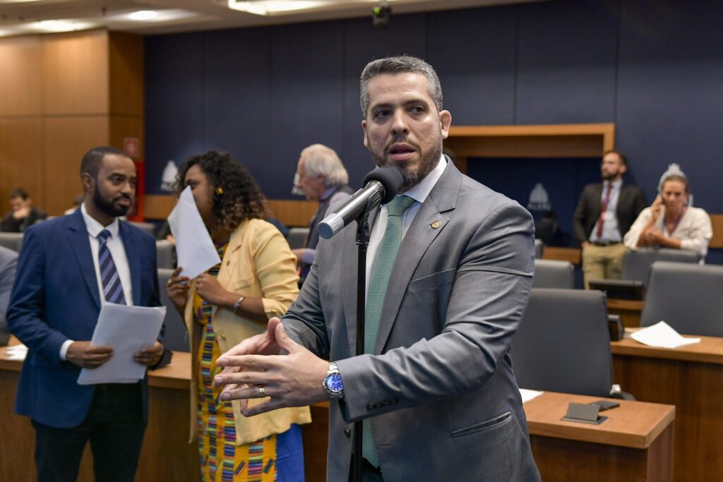 PSOL pede à Justiça que barre Amorim e que já tire dele o dinheiro do partido e o tempo de TV