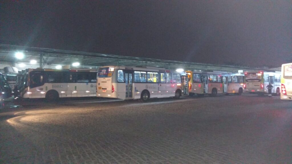 Após acordo judicial, nove linhas de ônibus começam a operar durante a noite