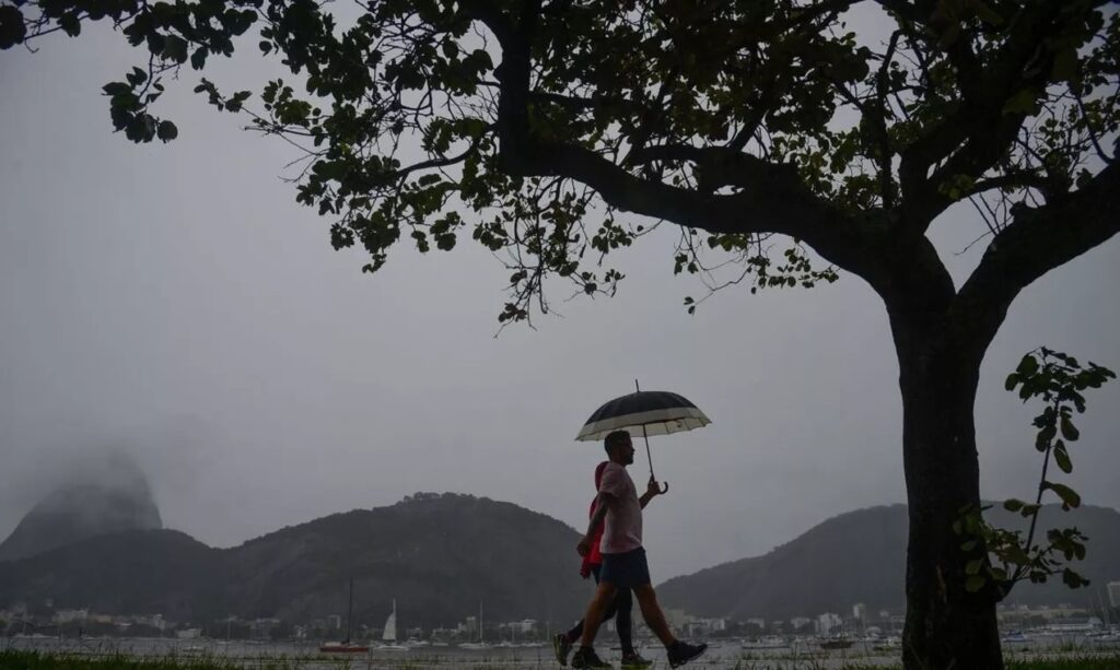 Paes atualiza previsão e diz que tendência é de chuva moderada no Rio nesta sexta