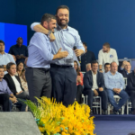 O governador Cláudio Castro e o presidente da Assembleia Legislativa, Rodrigo Bacellar: chefe do Palácio Guanabara diz não acreditar que o deputado vai aproveitar sua ausência para exonerar o secretário de Transportes, Washington Reis
