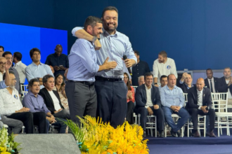 O governador Cláudio Castro e o presidente da Assembleia Legislativa, Rodrigo Bacellar: chefe do Palácio Guanabara diz não acreditar que o deputado vai aproveitar sua ausência para exonerar o secretário de Transportes, Washington Reis