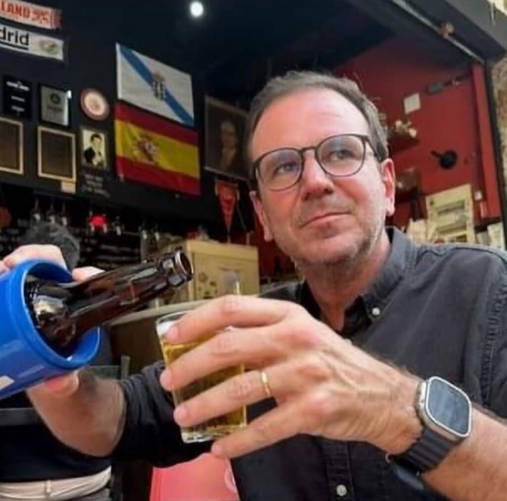 Paes dá o troco a Castro e posta foto tomando uma cervejinha num boteco raiz