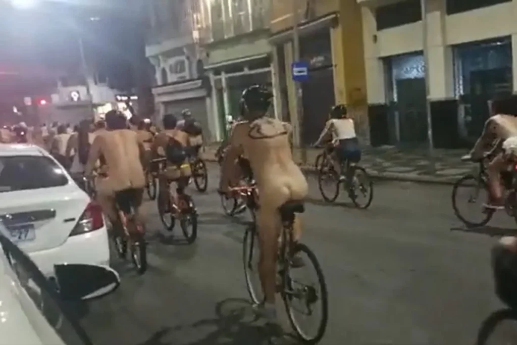 Ciclistas nus circulam em protesto no Centro e passam em frente ao QG da Polícia Militar