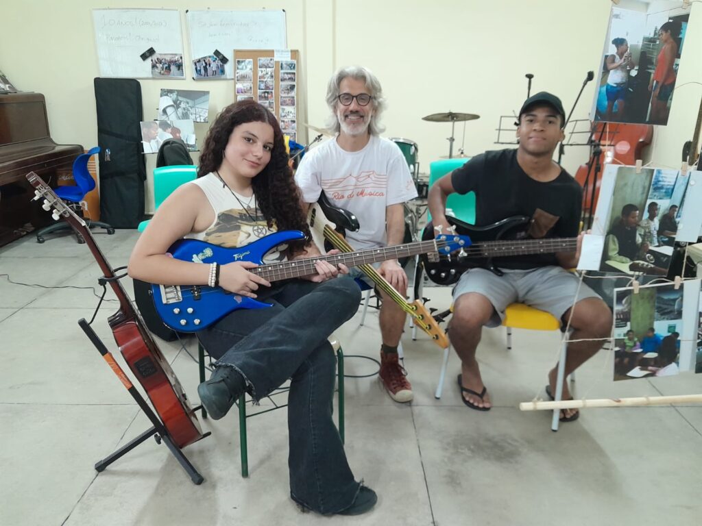 Projeto que ensina música no Jacarezinho vai leiloar camisas autografadas por craques dos grandes times do Rio