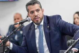 O deputado estadual Rodrigo Amorim, candidato a prefeito pelo União Brasil, terá que retirar do ar postagem ofensiva ao adversário Tarcísio Motta, do PSOL