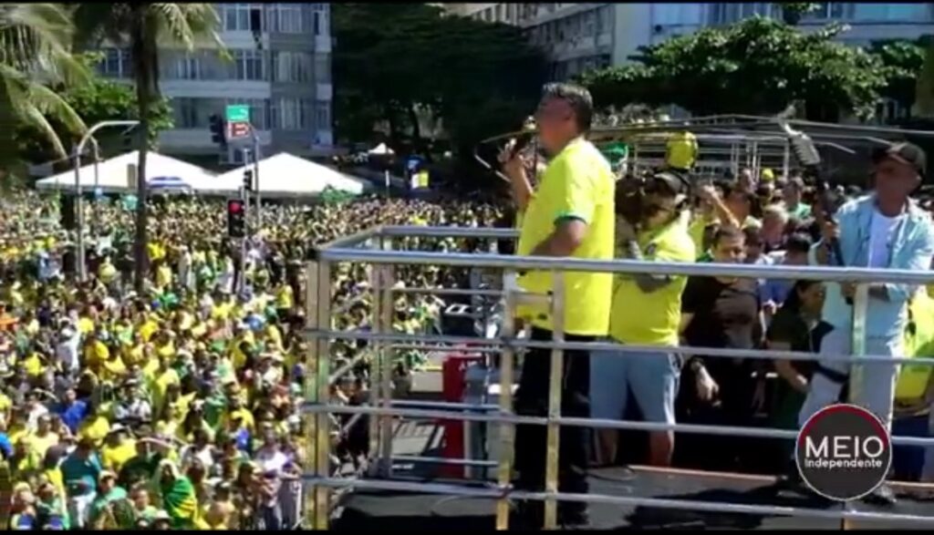 Bolsonaro abre o discurso exaltando Elon Musk em Copacabana