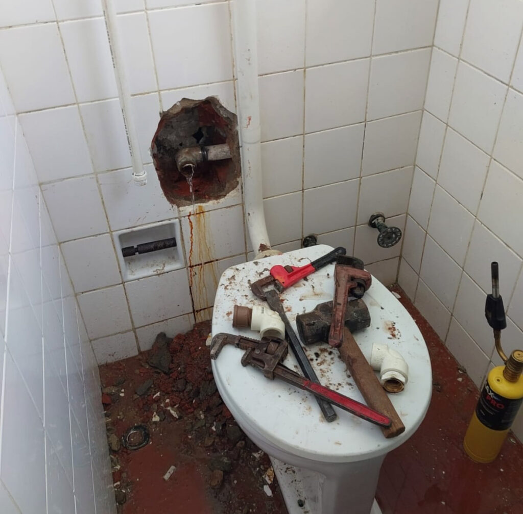 Tubulação estoura e alaga salas no Centro de Tecnologia da UFRJ na Ilha do Fundão