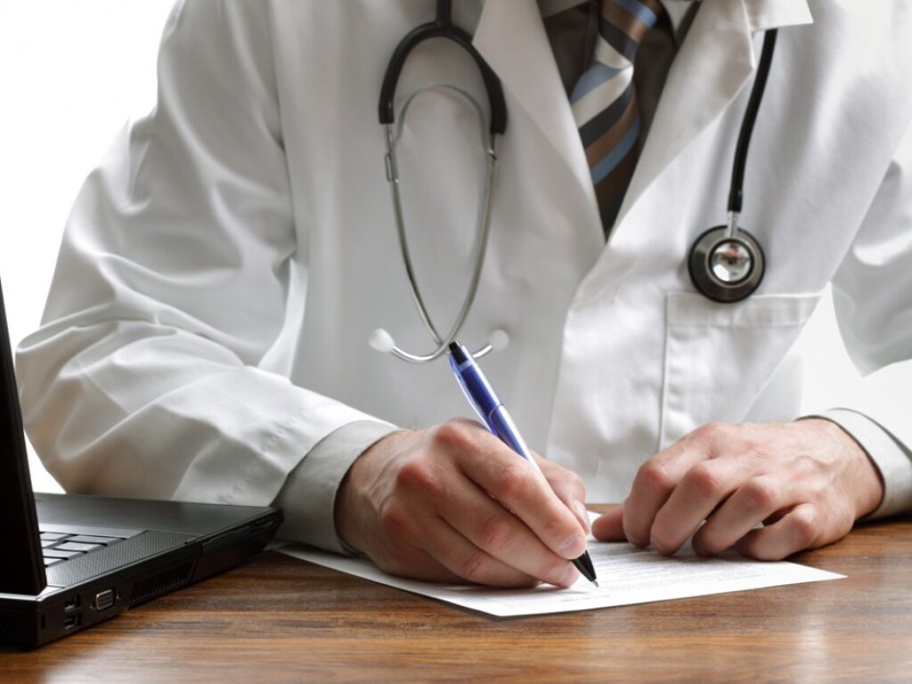Castro sanciona projeto que proíbe a contratação de médicos generalistas como especialistas