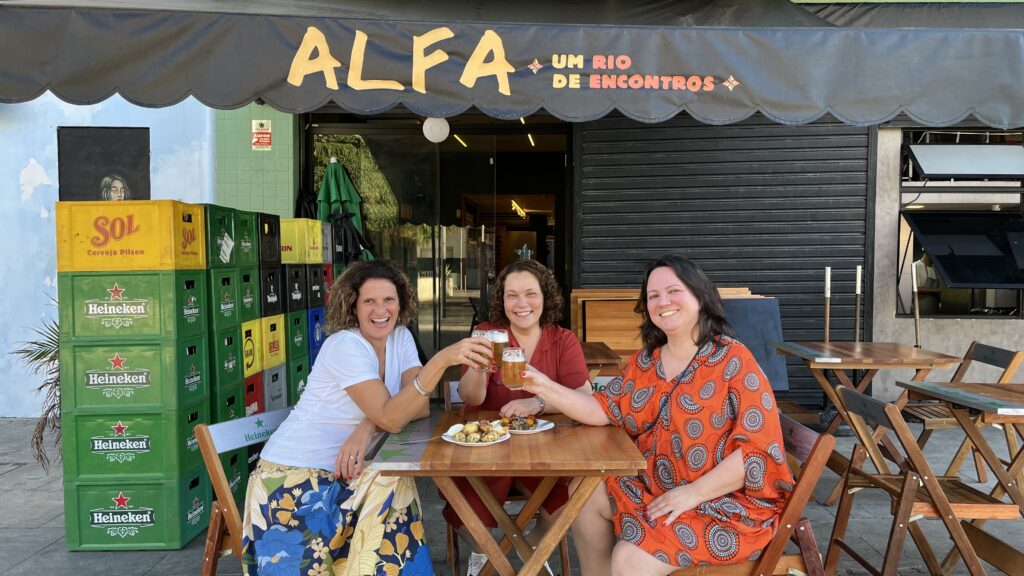 Alfa Bar: três mulheres e muito samba na nova orla da Praça 15
