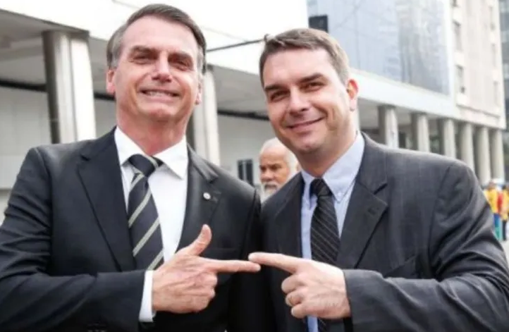 Jair e Flávio Bolsonaro estão gravando vídeos e fazendo fotos em estúdios com os pré-candidatos a prefeito que apoiam no Rio, atraindo romarias de políticos de direita a Brasília