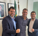 O deputado Luiz Cláudio Ribeiro, o senador Flávio Bolsonaro e o médico Lucas Venitto selam, em Brasília, o apoio da família Bolsonaro à aliança entre Republicanos e PL em Mangaratiba