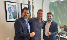 O deputado Luiz Cláudio Ribeiro, o senador Flávio Bolsonaro e o médico Lucas Venitto selam, em Brasília, o apoio da família Bolsonaro à aliança entre Republicanos e PL em Mangaratiba
