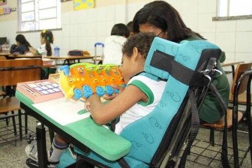 Justiça do Rio julga ação que torna obrigatório o apoio escolar a alunos com deficiência