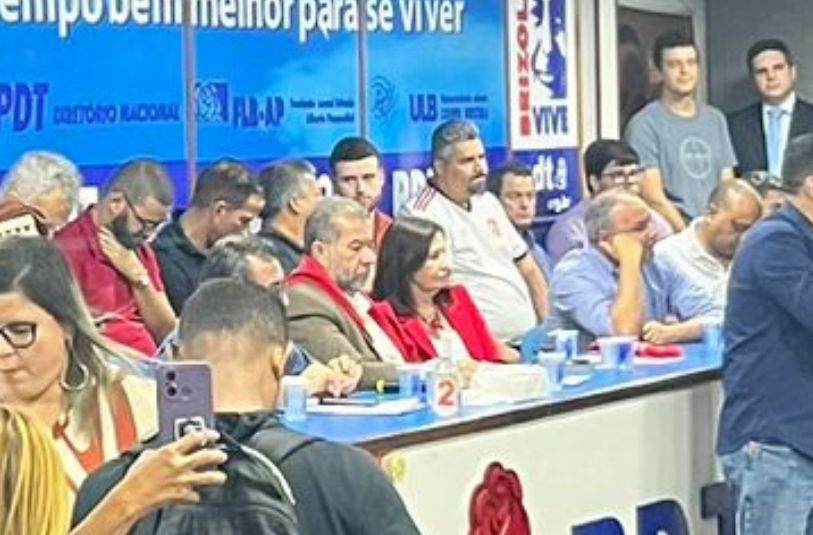 Martha Rocha ao lado de Carlos Lupi na mesa do PDT na reunião que referendou o nome da deputada para vice de Eduardo Paes