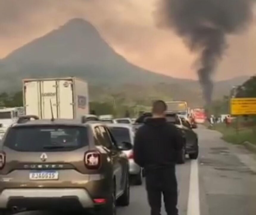 Incêndio em caminhão deixa feridos na ViaLagos