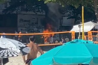 Carro pega fogo e assusta banhistas na Praia de Icaraí, em Niterói