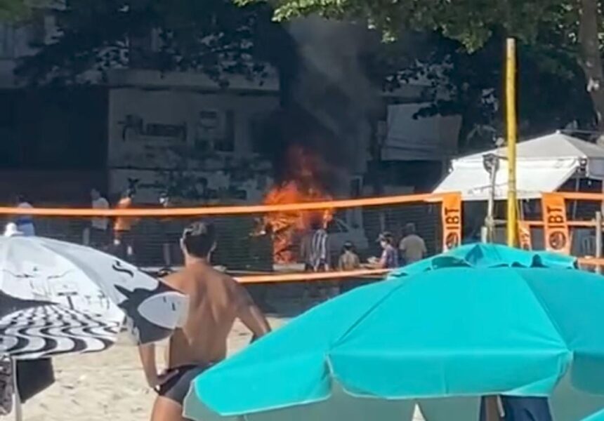 Carro pega fogo e assusta banhistas na Praia de Icaraí, em Niterói