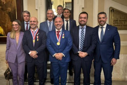 Entrega de medalha ao vice de Rodrigo Amorim, Fred Pacheco, e seu irmão, Márcio, é prestigiada até por integrantes da base do prefeito Eduardo Paes