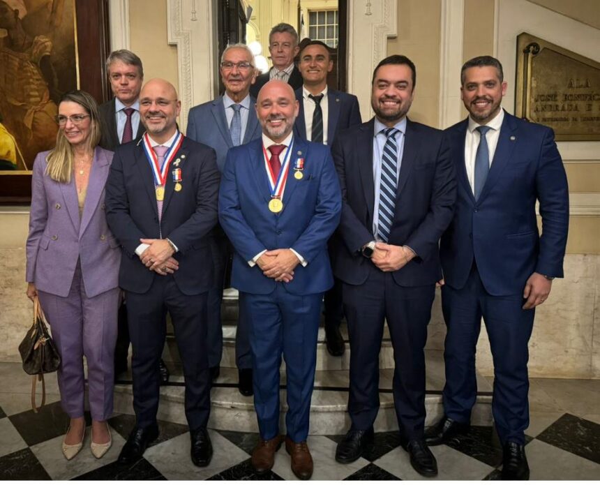 Entrega de medalha ao vice de Rodrigo Amorim, Fred Pacheco, e seu irmão, Márcio, é prestigiada até por integrantes da base do prefeito Eduardo Paes