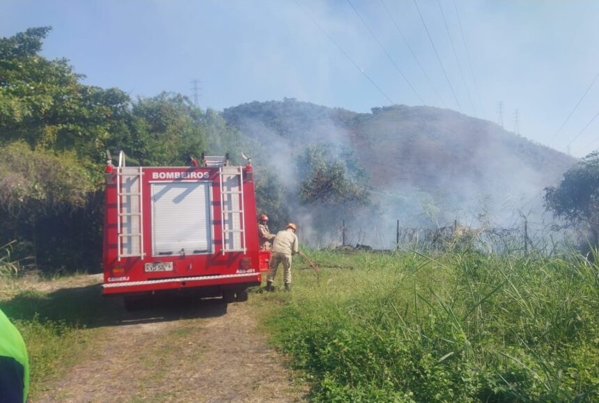 Incêndio assusta motoristas na Grajaú-Jacarepaguá