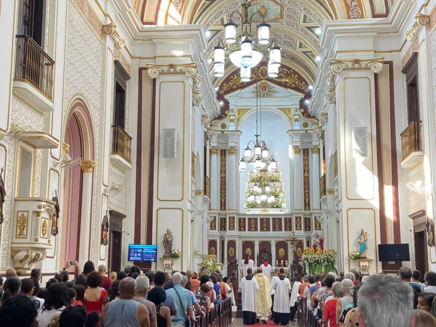 Devotos festejam o Dia de São João