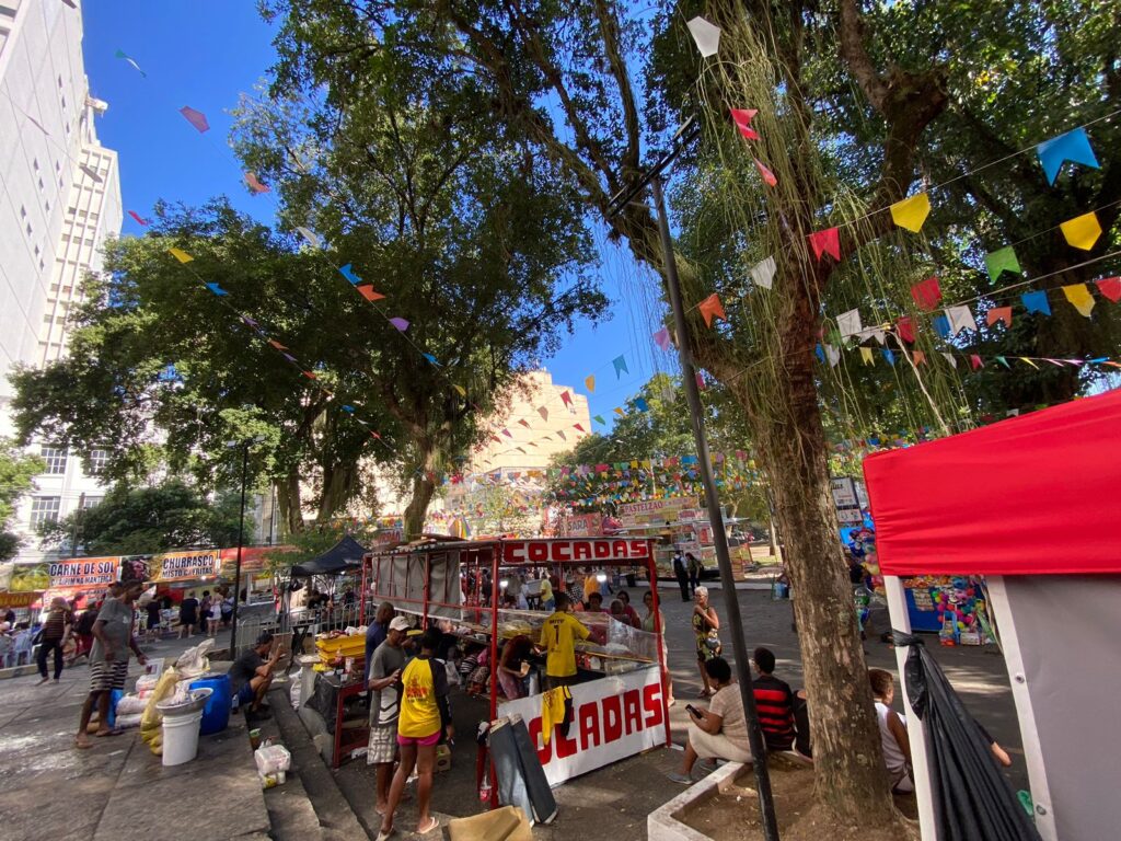 Devotos festejam o Dia de São João