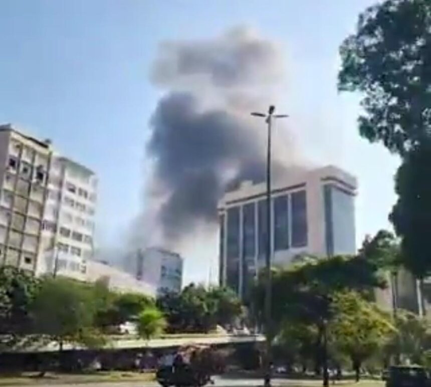 Incêndio atinge prédio em Botafogo; estação do Metrô fecha