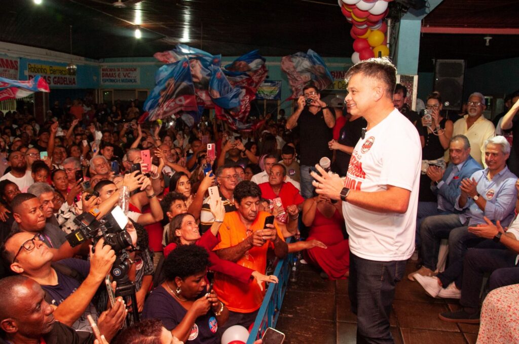 Com casa cheia e uma gafe ou outra, Dimas lança pré-candidatura em São Gonçalo