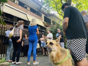 Tutores do Jardim Oceânico fazem protesto após envenenamento de 40 cães na região