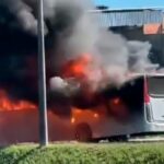 Criminosos incendeiam ônibus na Av. Brasil em resposta à operação no Batan