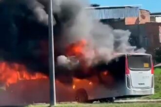 Criminosos incendeiam ônibus na Av. Brasil em resposta à operação no Batan