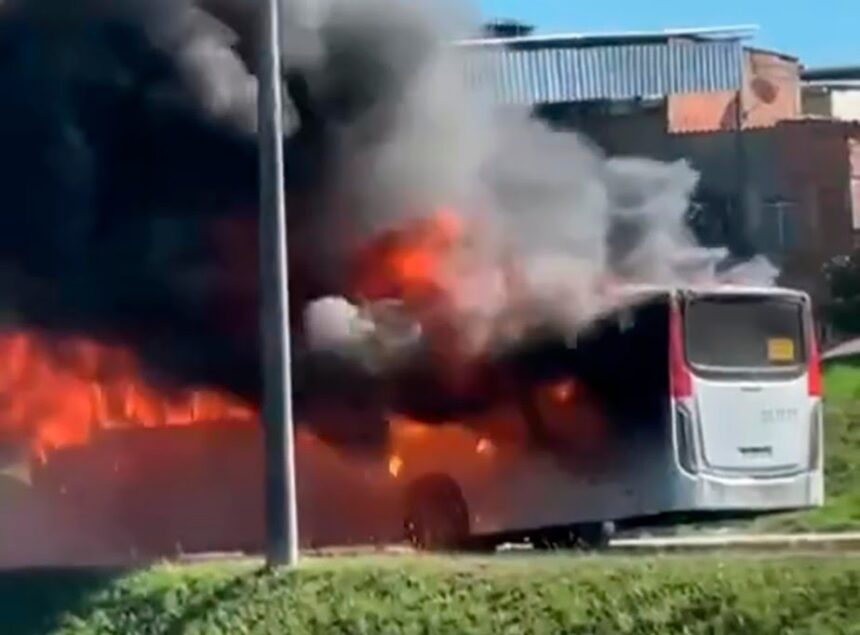 Criminosos incendeiam ônibus na Av. Brasil em resposta à operação no Batan