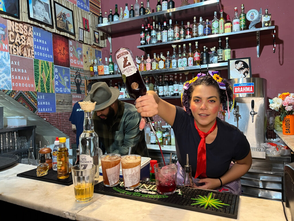 Uma noite no Borogun, o bar dos orixás em Vila Isabel