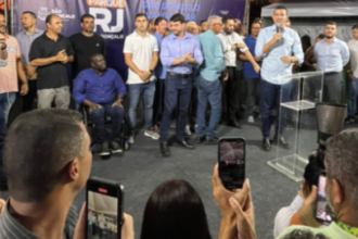 O secretário das Cidades, Douglas Ruas, discursa no lançamento das obras do Parque RJ: elogios a Cláudio Castro, que devolveu incensando Rodrigo Bacellar