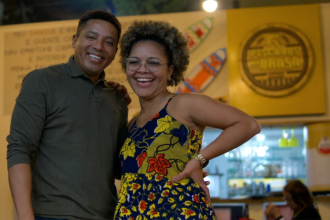 Adriana Veloso e Júnior, na frente do seu Pescados na Brasa: uma história de amor um pelo outro, pela boa comida e pelo trabalho bem feito fez uma birosca de estacionamento virar um dos melhores restaurantes de comida brasileira da cidade.