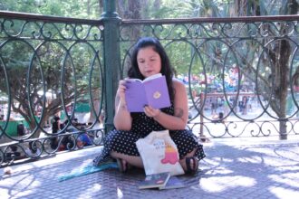 Professora transforma ansiedade em poesia e lança livro em Niterói