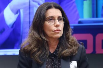 Ex-diretora da Americanas tem prisão revogada e volta ao Brasil
