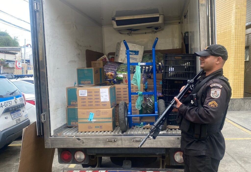 Caminhoneiro e ajudante são feitos reféns na Zona Oeste