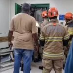 Homem morre ao ficar preso em elevador de hospital durante transferência no Rio