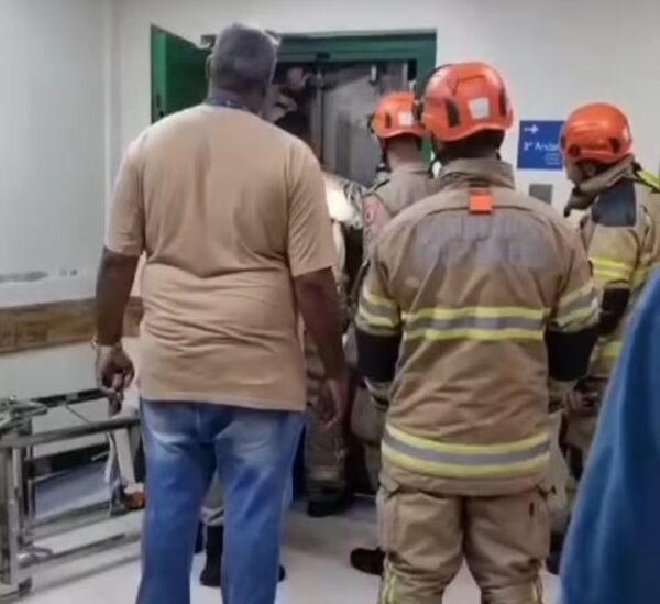 Homem morre ao ficar preso em elevador de hospital durante transferência no Rio