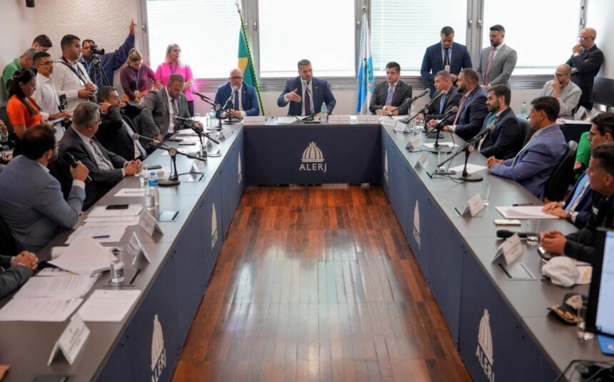 Integrantes da CPI dos Serviços Delegados reunidos na Assembleia Legislativa: comissão vai convocar presidente e ex da Águas do Rio