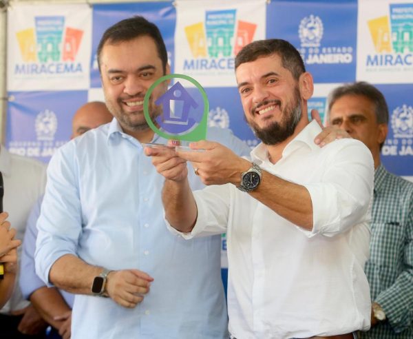 O governador Cláudio Castro e o presidente da Assembleia Legislativa, Rodrigo Bacellar, assinam o acordo que prevê a convocação dos concursados da segurança de 2014