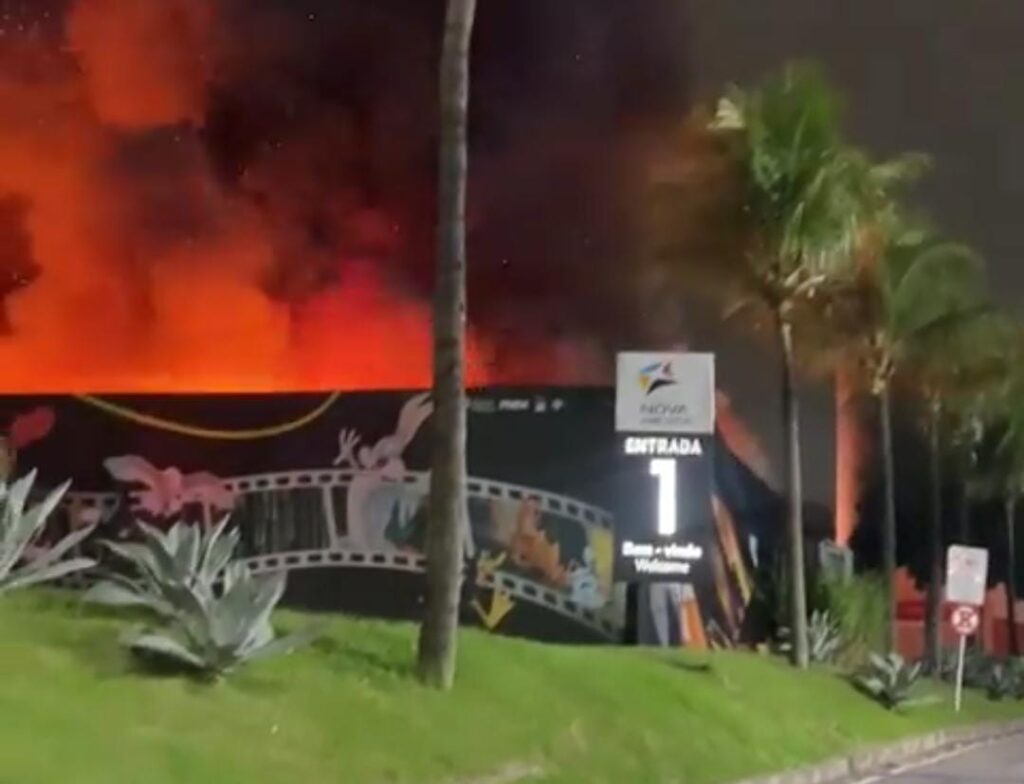 Incêndio destrói ‘Casa Warner’ no Shopping Nova América