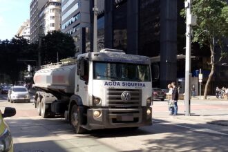 Caminhões-pipa tomam conta do Centro do Rio em meio à falta de água