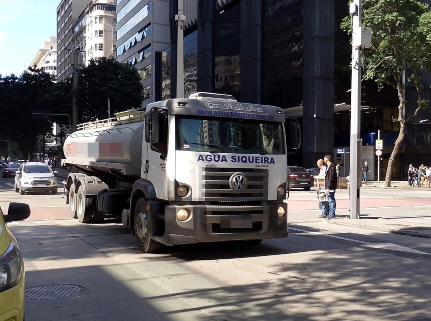 Caminhões-pipa tomam conta do Centro do Rio em meio à falta de água