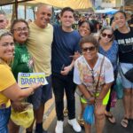 Kaio, de camisa azul marinho, em pré-campanha na feira livre do bairro do Pechincha, em Jacarepaguá, vai manter a candidatura com o apoio dos políticos mais próximos ao pai, Domingos Brazão