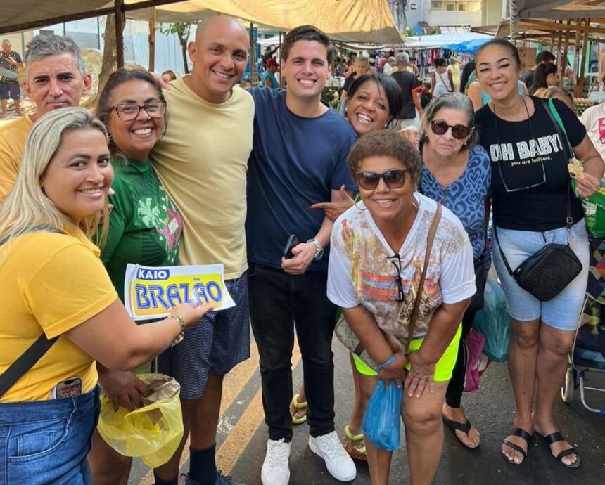 Kaio, de camisa azul marinho, em pré-campanha na feira livre do bairro do Pechincha, em Jacarepaguá, vai manter a candidatura com o apoio dos políticos mais próximos ao pai, Domingos Brazão