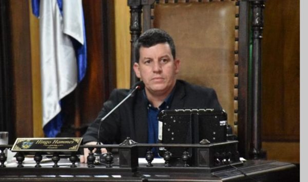 TCE questiona aumento de 70% no salário do prefeito de Petrópolis: R$ 25 mil por mês