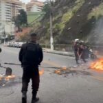 Criminosos incendeiam rua na Zona Sul de Niterói